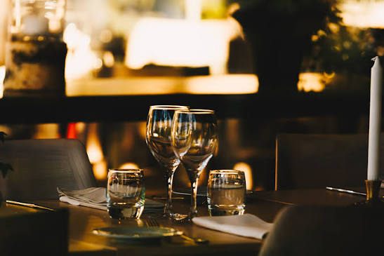 Restaurante BARMUT - Mesa con copas